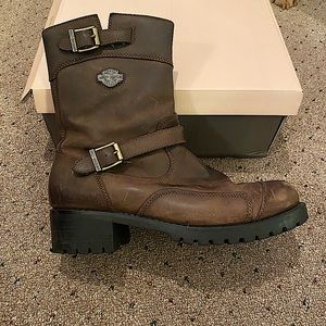 Women’s size 9 Harley Davidson riding boot. Good condition.